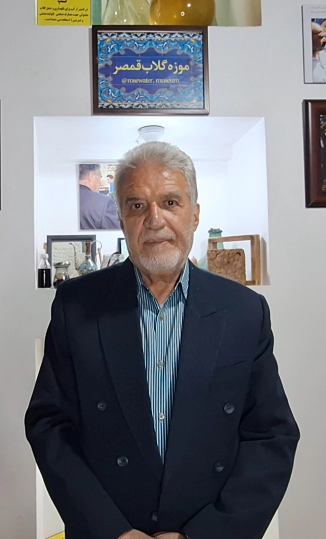 حضور آقای غفاری بنیان‌گذار موزه در مجموعه موزه گلاب قمصر