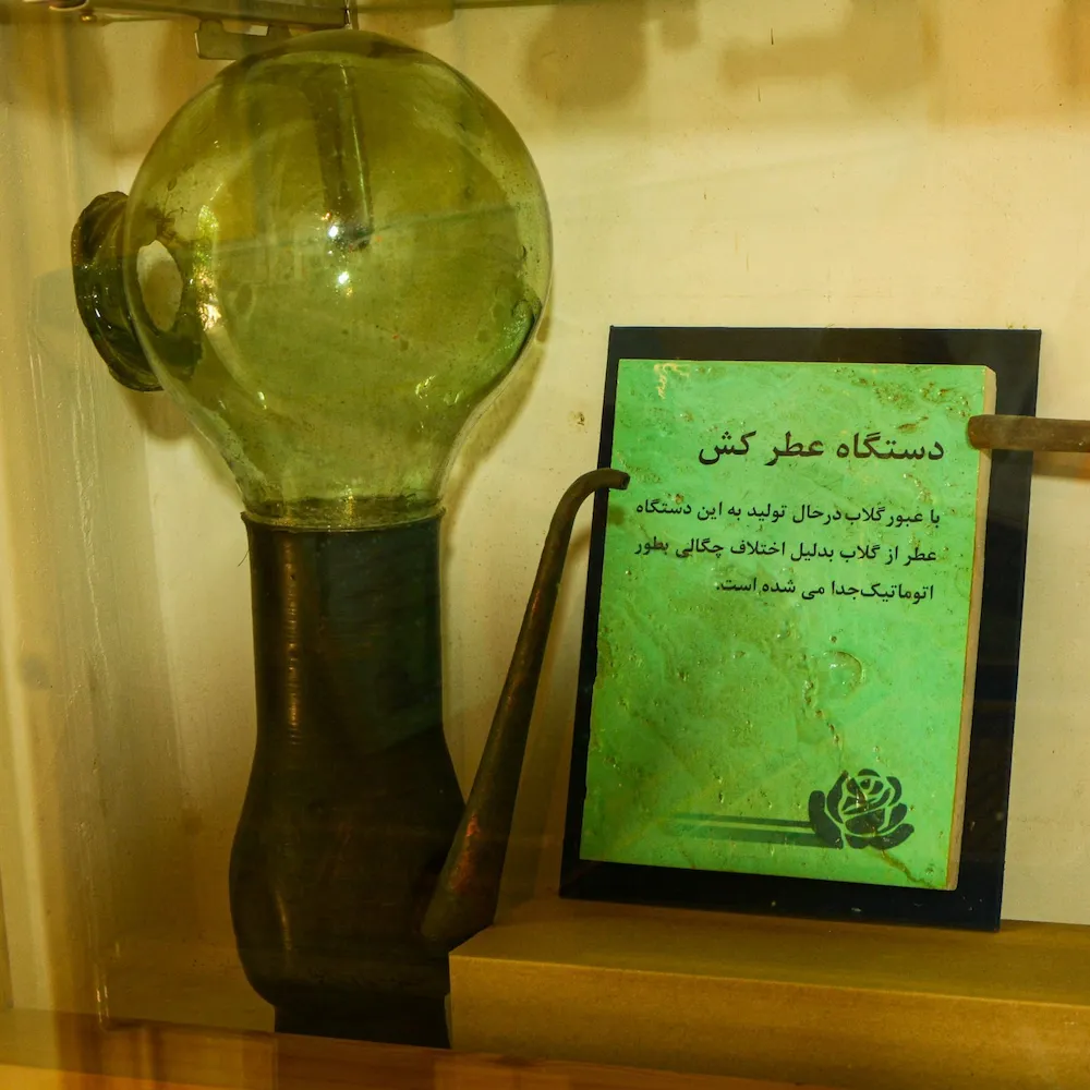 دستگاه سنتی عطرکش در موزه گلاب