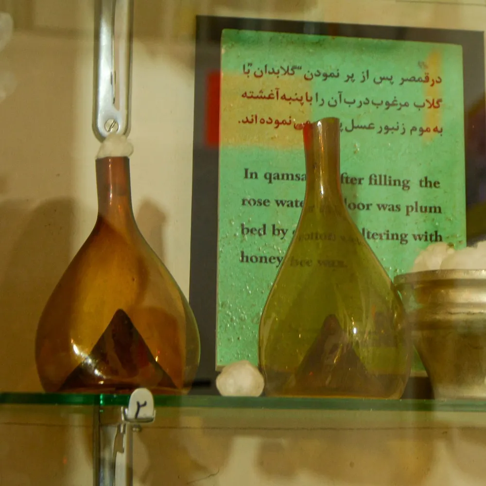 ظروف قدیمی نگهداری گلاب در موزه گلاب