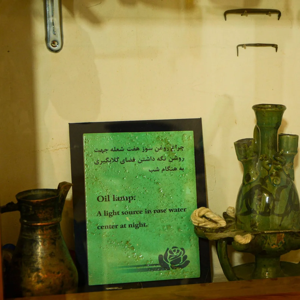 آثار و لوازم سنتی تاریخچه گلاب‌گیری در موزه گلاب قمصر